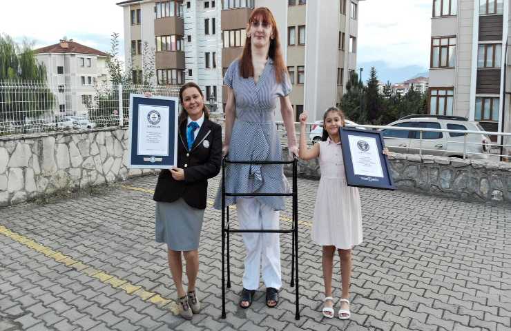 Rumeysa Gelgi, la donna più alta del mondo, con i certificati del Guinness World Record.