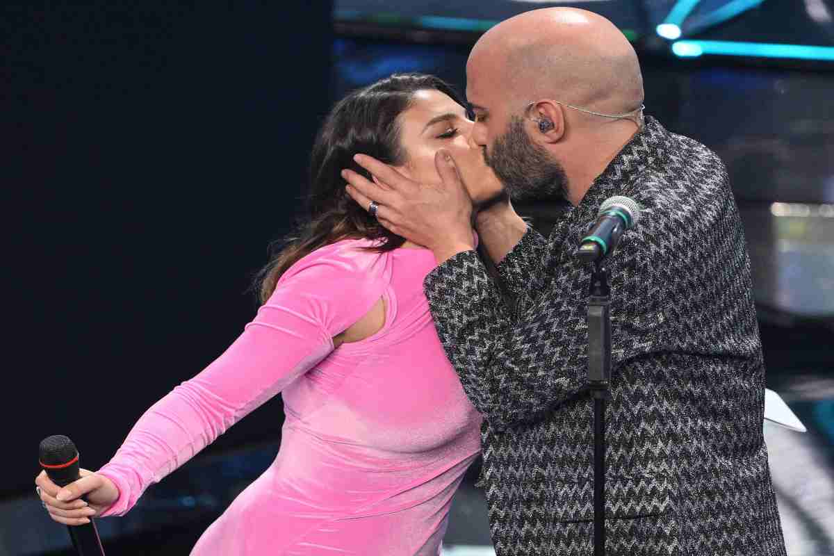 Il bacio tra Emma e Giuliano Sangiorgi ieri sera a Sanremo.