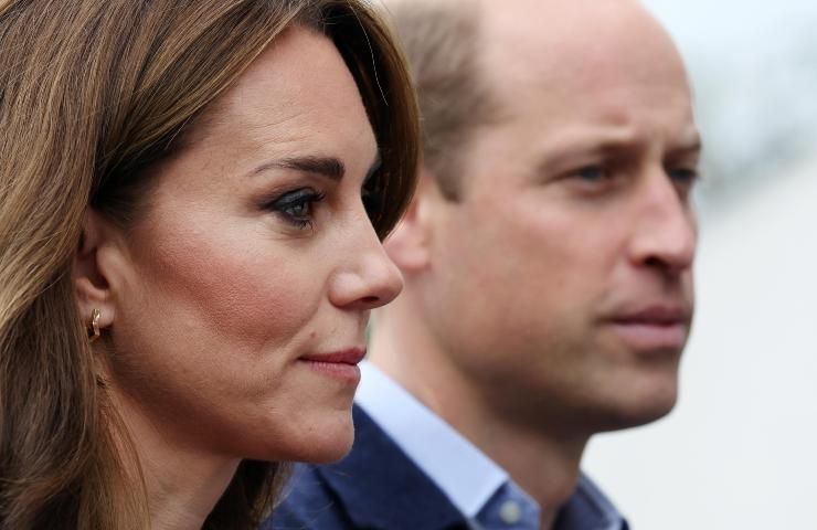 Kate Middleton e il principe William sullo sfondo.