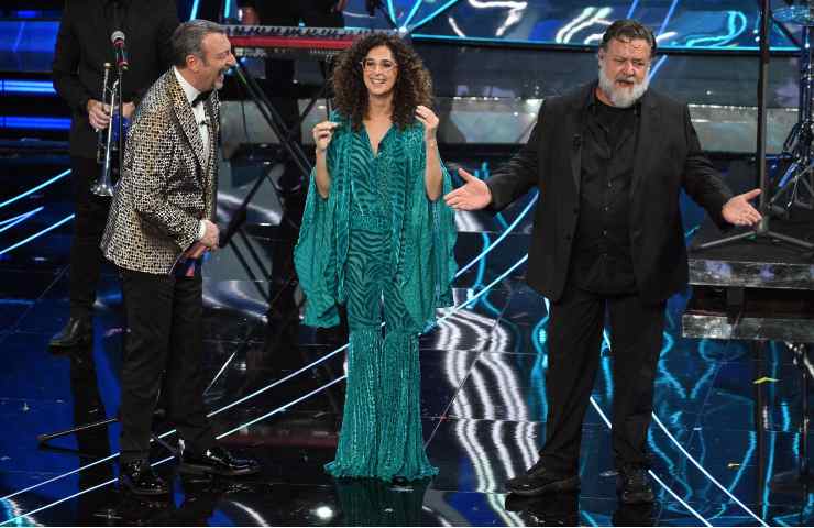 Amadeus, Teresa Mannino e Russell Crowe ieri sera a Sanremo. 