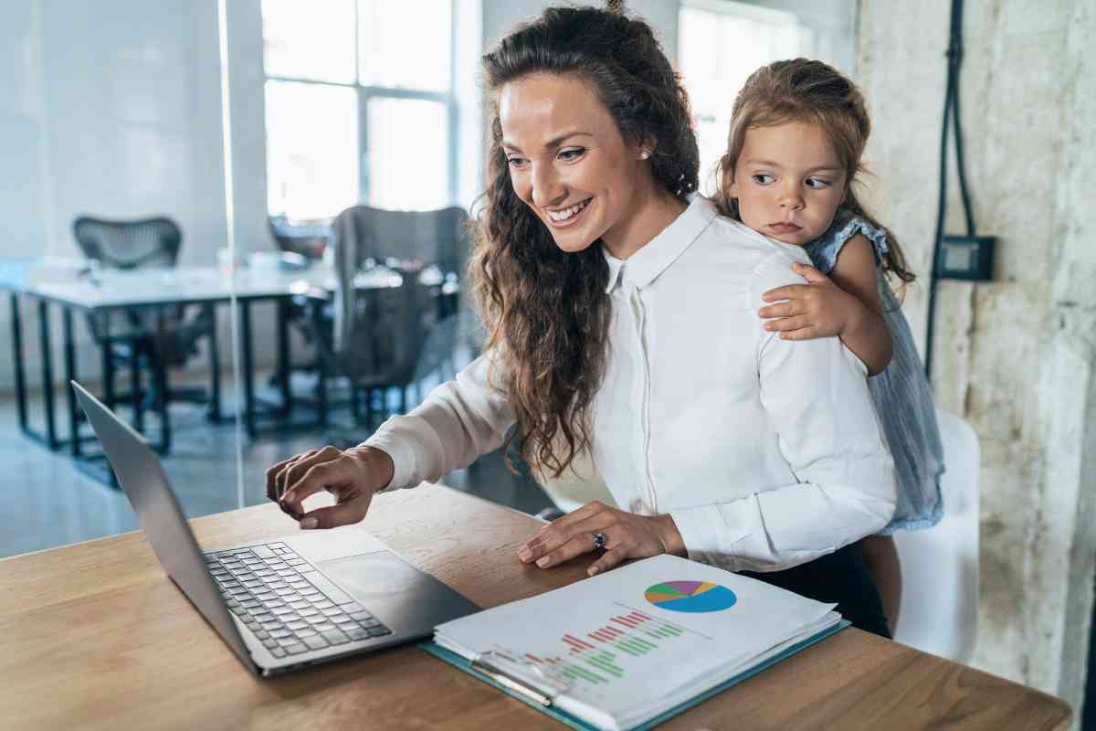 Signora lavoratrice con figlia