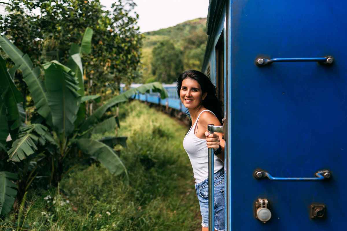 Donna che viaggia in treno.