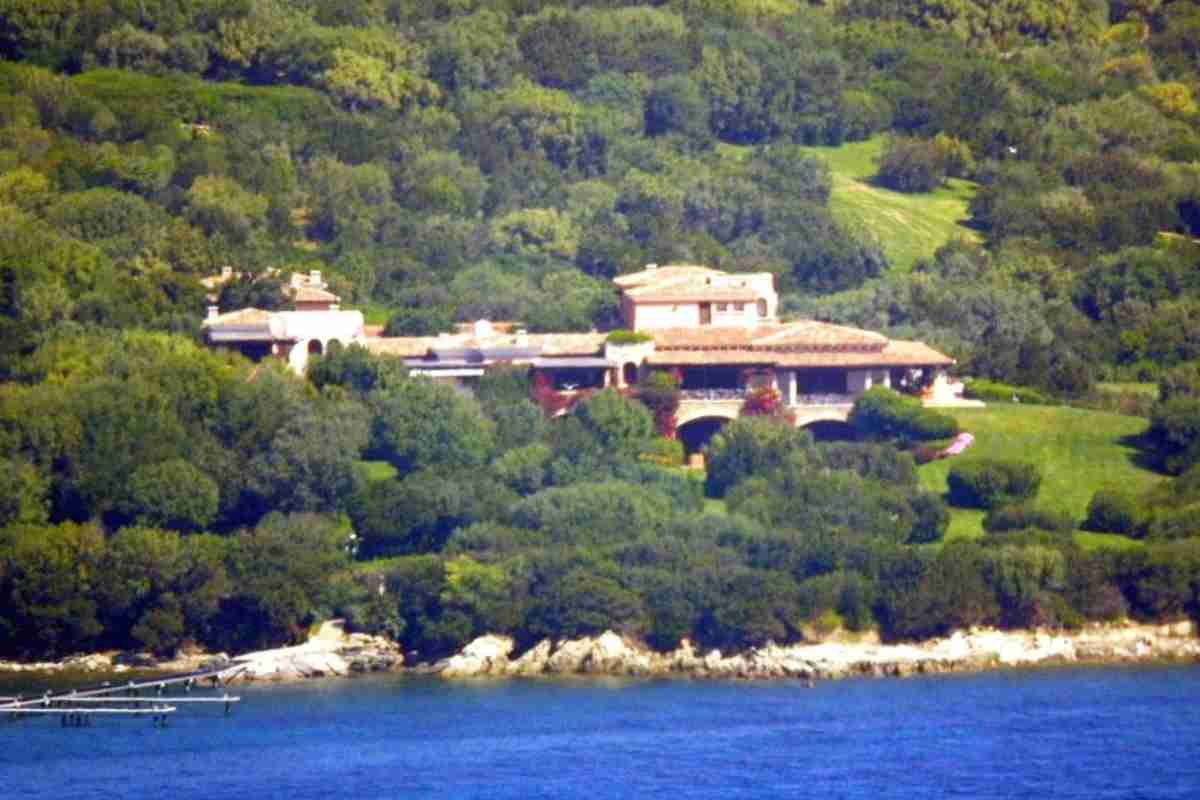 Vista di Villa Certosa dal mare
