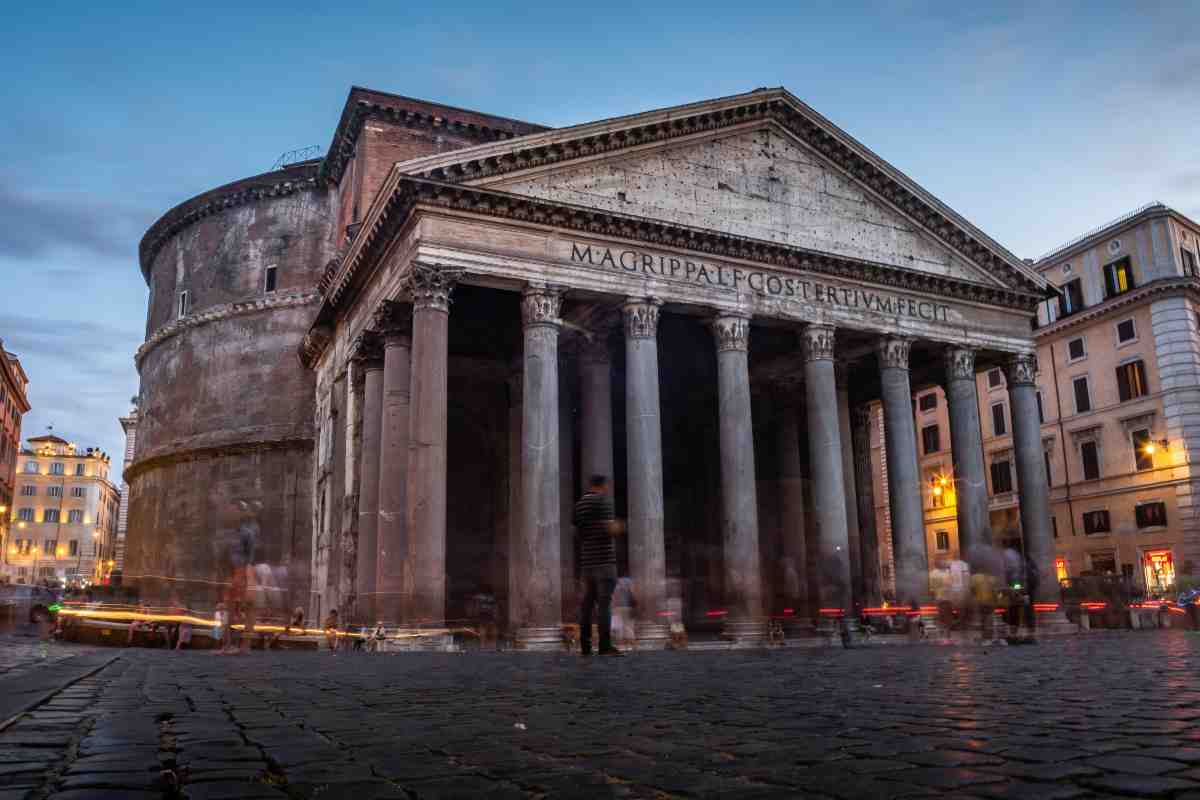 Pantheon, dettaglio esterno