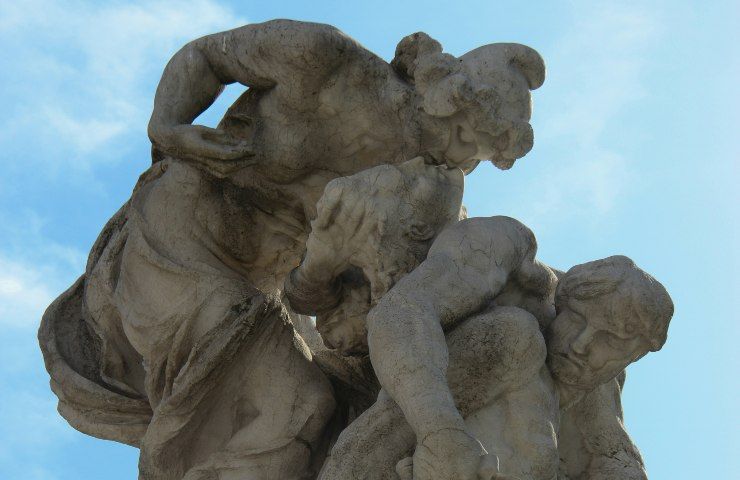 Un particolare della statua davanti all'altare della patria